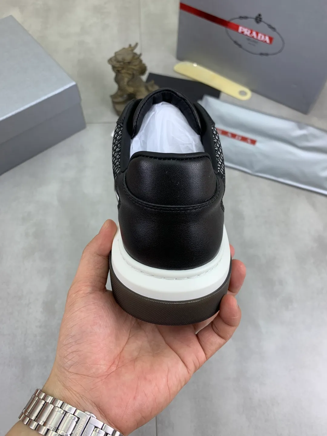 Men's Men's Shoes 💰P560 💰【New Style】 The latest model of high-quality PRADA classic men's shoes has been launched on the official website at a 1:1 replica, synchronized in Hong Kong and on the same catwalk; all made of calfskin➕imported cowhide lining, 🍡🍡original rubber outsole, non-slip and wear-resistant; comfortable on the feet, attractive style, fine workmanship, and simple and neat shoe lasts, highlighting a man's courage and toughness, 👍size 38 to 44 (45 can be customized) black White color🉑️choose
